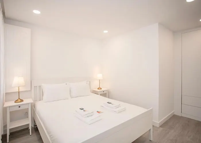 Liiiving In - Ribeira Riverside Apartment *